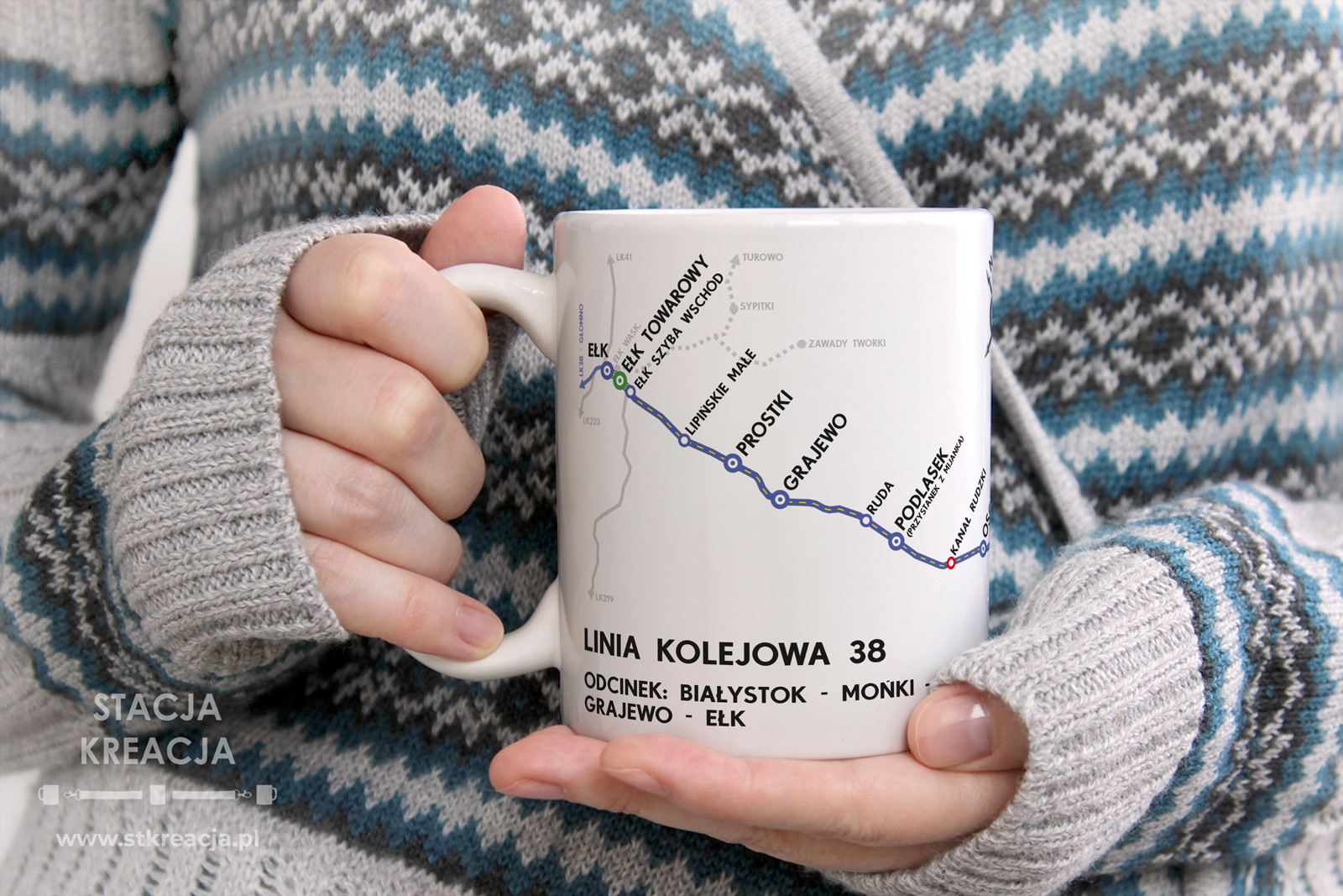 Linia kolejowa 38, Linia kolejowa nr 38, Linia 38, linia kolejowa 38 Białystok - Ełk, Kubek 330ml z linią kolejową nr 38, kubek linia 38, kubek linia kolejowa 38 Białystok - Mońki - Grajewo - Ełk, linia kolejowa 38 Białystok - Grajewo - Ełk, Białystok, Grajewo, Mońki, Ełk, Rozkład PKP, Pociąg, Pociąg towarowy, Pociąg osobowy, schemat linii kolejowej na kubku, gadżet PKP, schemat linii kolejowej na kubku, upominek dla maszynisty, kubek dla maszynisty, linia kolejowa normalnotorowa, Przewozy Regionalne, Warmińsko Mazurskie, Podlaskie