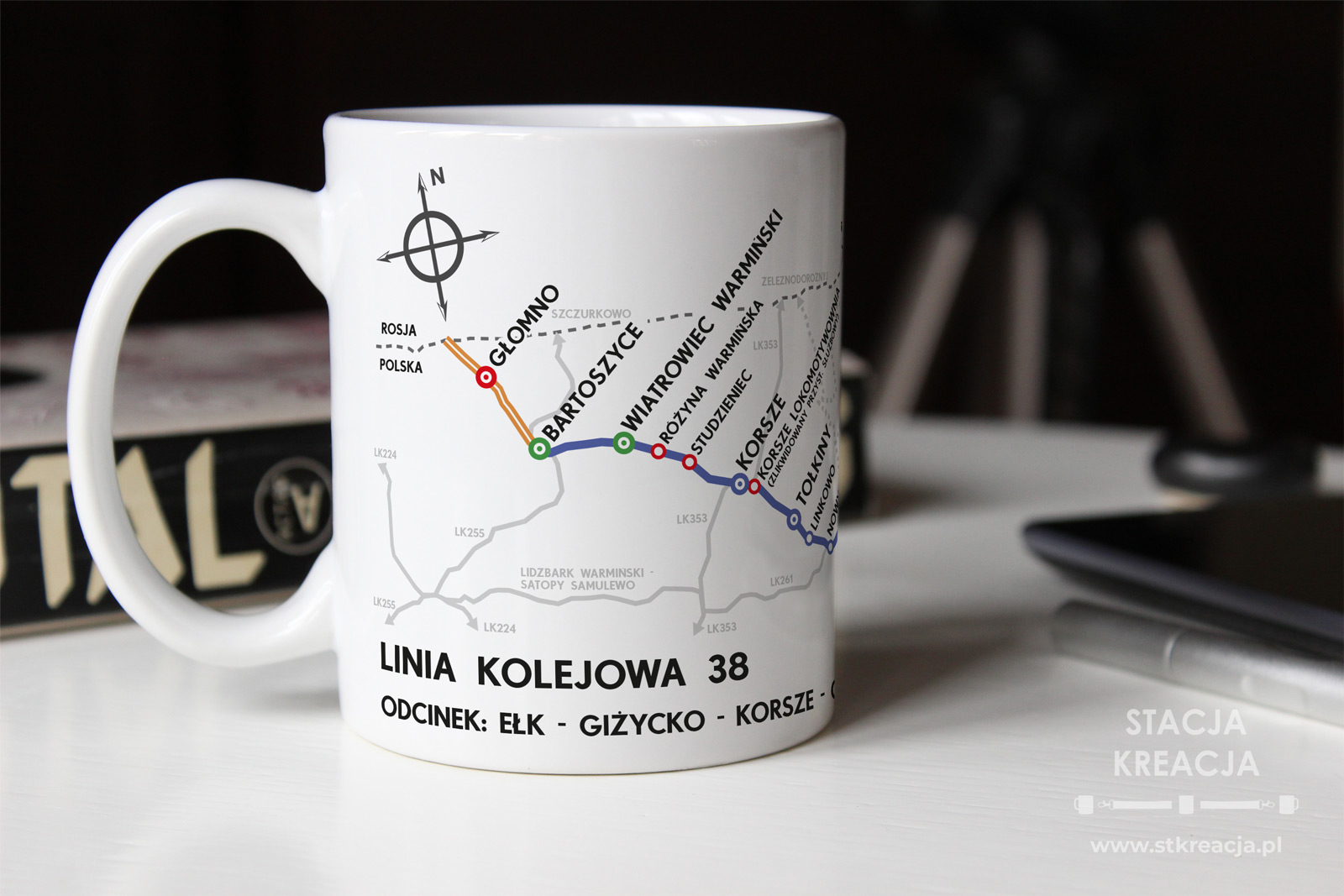 Linia kolejowa 38, Linia kolejowa nr 38, Linia 38, linia kolejowa 38 Ełk - Głomno, Kubek 330ml z linią kolejową nr 38, kubek linia 38, kubek linia kolejowa 38 Ełk - Giżycko - Korsze - Głomno, linia kolejowa 38 Ełk - Giżycko - Głomno, Ełk, Giżycko, Korsze, Bartoszyce, Głomno, Rozkład PKP, Pociąg, Pociąg towarowy, Pociąg osobowy, schemat linii kolejowej na kubku, gadżet PKP, schemat linii kolejowej na kubku, kolejowy upominek, gadżet, kolejowy, kolejarski kubek kolekcjonerski, prezent dla kolejarza, upominek dla kolejarza, gadżet dla kolejarza, prezent dla mikola, upominek dla mikola, gadżet dla mikola, kubek dla mikola, kubek dla kolejarza, kubek dla miłośnika kolei, prezent dla miłośnika kolei, upominek dla miłośnika kolei, prezent dla maszynisty, upominek dla maszynisty, kubek dla maszynisty, linia kolejowa normalnotorowa, Przewozy Regionalne, Warmińsko Mazurskie, Podlaskie
