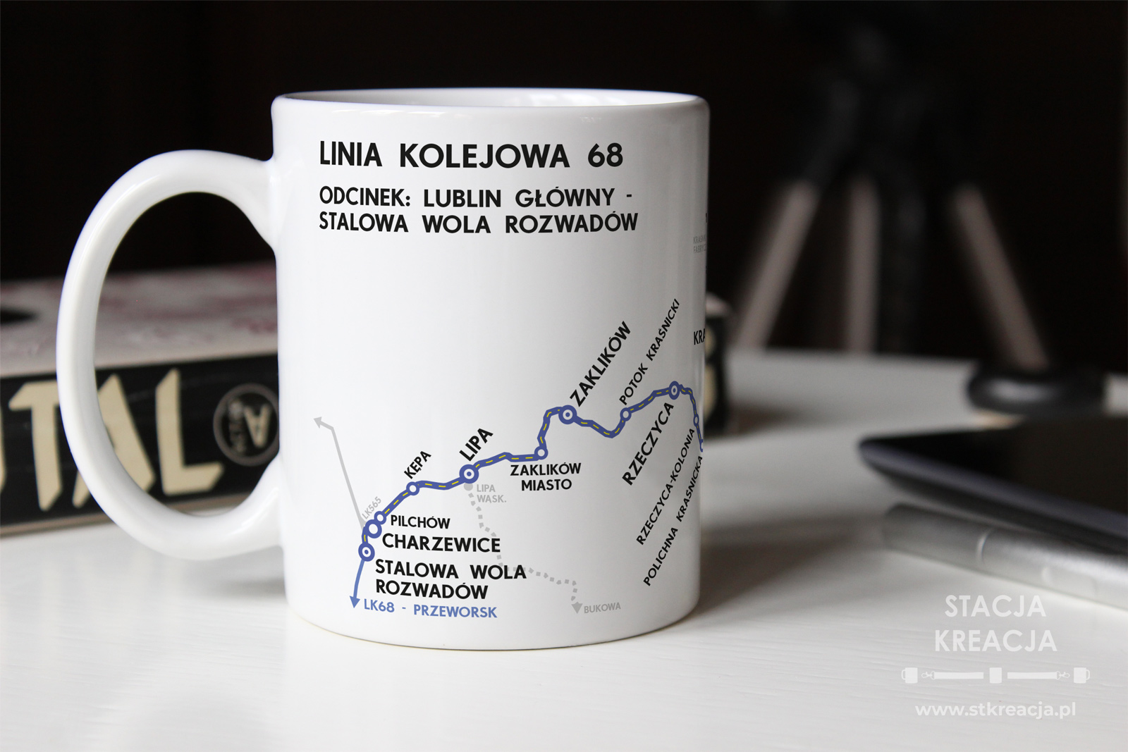 Kubek linia kolejowa 68, Linia kolejowa 68, Linia kolejowa nr 68, Linia kolejowa 68 Lublin Główny - Stalowa Wola Rozwadów - Przeworsk, Kubek 330ml z linią kolejową 68, kubek linia 68, kubek linia kolejowa 68 Lublin Główny - Stalowa Wola Rozwadów - Przeworsk, Lublin Główny, Stalowa Wola Rozwadów, Przeworsk, Kraśnik, Rozkład PKP, Pociąg, Pociąg towarowy, Pociąg osobowy, schemat linii kolejowej na kubku, gadżet PKP, schemat linii kolejowej na kubku, upominek dla maszynisty, kubek dla maszynisty, linia kolejowa normalnotorowa, linia kolejowa lubelskie, linia kolejowa podkarpackie