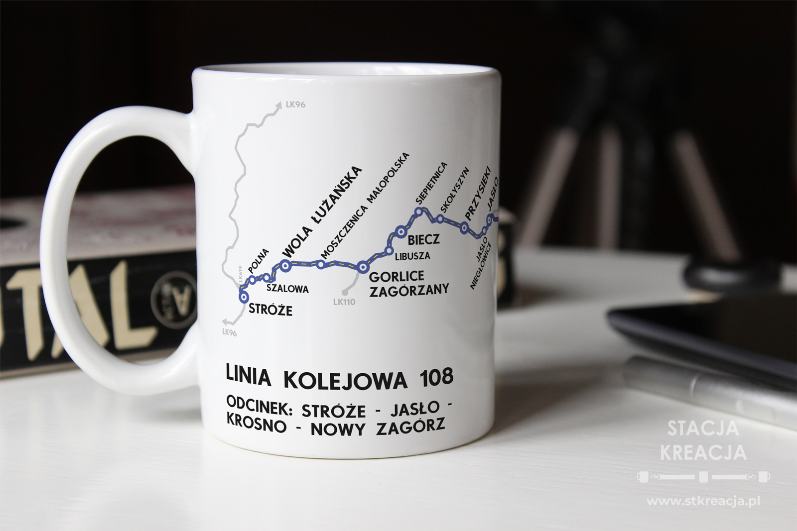 Linia kolejowa 108, Linia kolejowa nr 108 Linia 108, linia kolejowa 108 galicjanka, linia kolejowa 108 Stróże - Jasło - Sanok - Nowy Zagórz - Uherce - Krościenko - Chyrów, Kubek 330ml z linią kolejową nr 108, kubek linia 108, kubek linia 108 Sanok - Krościenko, Rozkład PKP, Pociąg, Pociąg towarowy, schemat linii kolejowej na kubku, gadżet PKP, schemat linii kolejowej na kubku, kolejowy upominek, gadżet, kolejowy, kolejarski kubek kolekcjonerski, prezent dla kolejarza, upominek dla kolejarza, gadżet dla kolejarza, prezent dla mikola, upominek dla mikola, gadżet dla mikola, kubek dla mikola, kubek dla kolejarza, kubek dla miłośnika kolei, prezent dla miłośnika kolei, upominek dla miłośnika kolei, prezent dla maszynisty, upominek dla maszynisty, kubek dla maszynisty, linia kolejowa normalnotorowa, koleje galicyjskie, galicjanka, kubek galicjanka