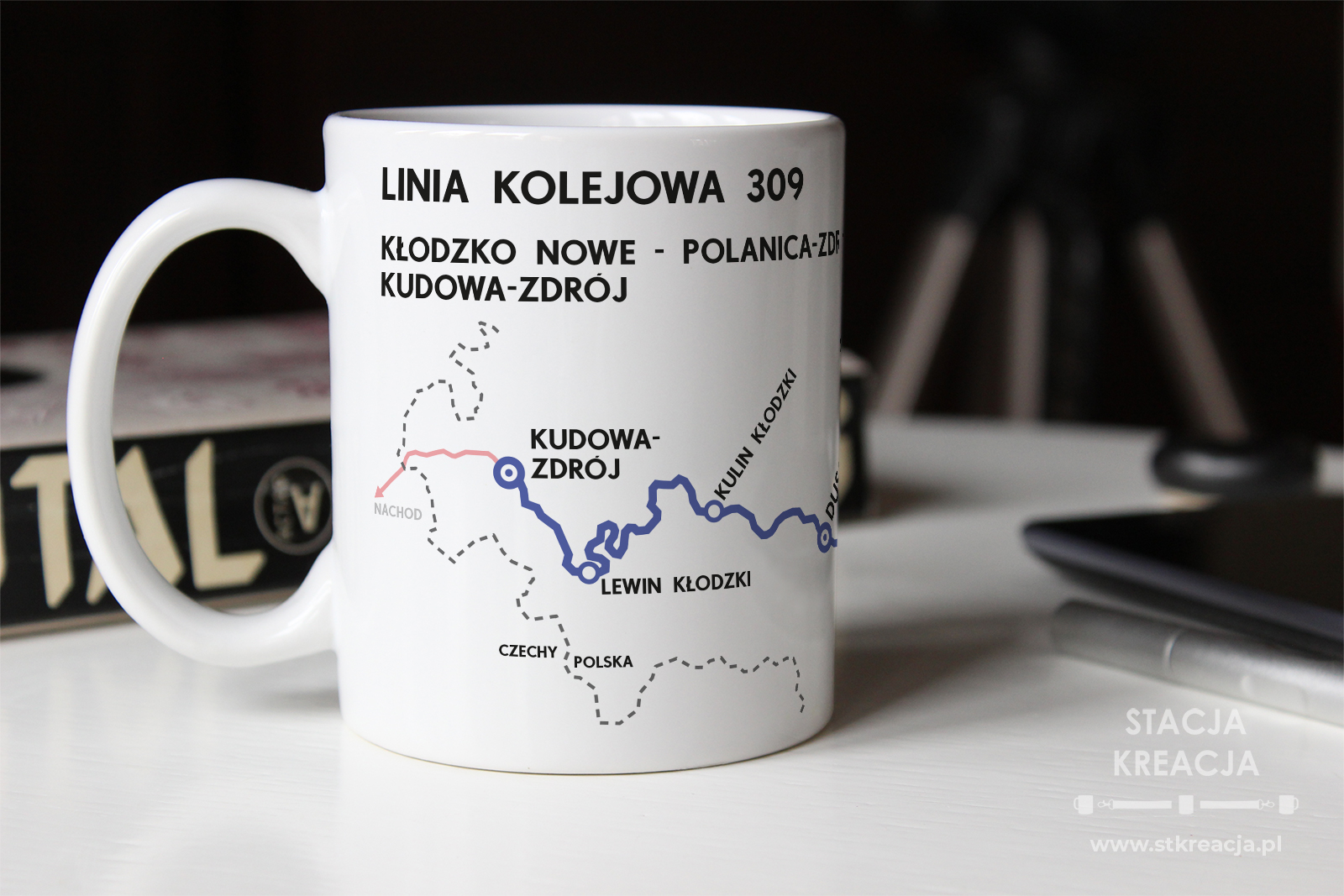 Kubek linia kolejowa 309, Linia kolejowa 309, Linia kolejowa nr 309, Linia kolejowa 309 Kłodzko Nowe - Kudowa-Zdrój, Kubek 330ml z linią kolejową 309, kubek linia 309, kubek linia kolejowa 309 Kłodzko Nowe - Polanica-Zdrój - Kudowa-Zdrój, linia kolejowa okolice Kłodzka, Rozkład PKP, Pociąg, Pociąg towarowy, Pociąg osobowy, schemat linii kolejowej na kubku, gadżet PKP, schemat linii kolejowej na kubku, upominek dla maszynisty, kubek dla maszynisty, linia kolejowa normalnotorowa, linia kolejowa dolnośląskie, linia kolejowa ziemia kłodzka, Koleje Dolnośląskie, DSDiK