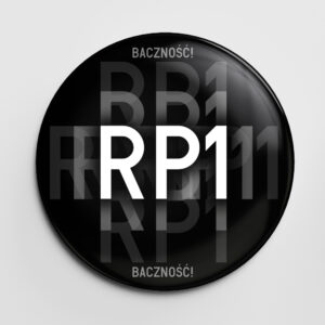 przypinka RP1 Baczność! przypinka kolejowa, przypinka kolejarska, przypinka dla kolejarza, przypinka PKP, button kolejowy, button kolejarski, button dla kolejarza, button PKP, pin kolejowy, pin kolejarski, pin dla kolejarza, pin PKP, RP1 Baczność przypinka