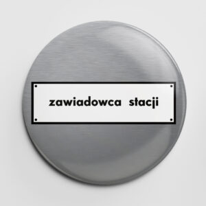 przypinka zawiadowca stacji, przypinka kolejowa, przypinka kolejarska, przypinka dla kolejarza, przypinka PKP, button kolejowy, button kolejarski, button dla kolejarza, button PKP, pin kolejowy, pin kolejarski, pin dla kolejarza, pin PKP, zawiadowca stacji tabliczka przypinka