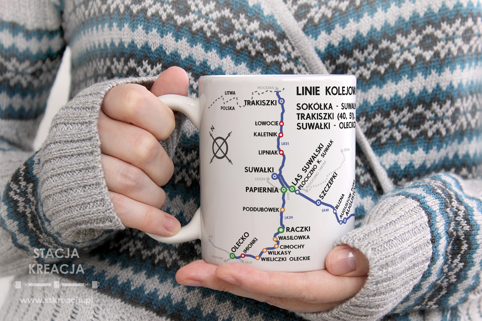 Kubek linia kolejowa 40, Kubek linia kolejowa 39, Kubek linia kolejowa 51, Linia kolejowa 40, Linia kolejowa nr 40, Linia kolejowa 40 Sokółka - Augustów - Suwałki, Kubek 330ml z linią kolejową 40, kubek linia 40, kubek linia kolejowa 51 Suwałki - Trakiszki, Linia kolejowa 39 Suwałki - Olecko, Rozkład PKP, Pociąg, Pociąg towarowy, Pociąg osobowy, schemat linii kolejowej na kubku, gadżet PKP, schemat linii kolejowej na kubku, upominek dla maszynisty, kubek dla maszynisty, linia kolejowa normalnotorowa, linia kolejowa Podlaskie, linia kolejowa Suwałki, PKP Intercity, Przewozy Regionalne, PR, Polregio, rozkład jazdy pkp Sokółka - Suwałki, rozkład jazdy pkp białystok - suwałki
